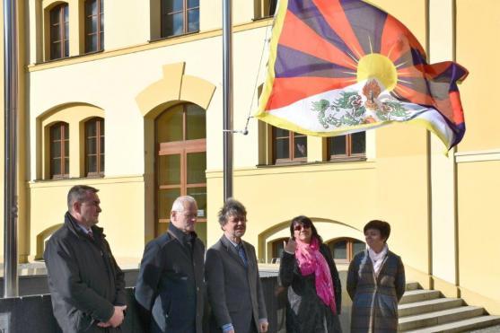 Počtvrté v historii Královéhradeckého kraje vlaje na oficiálním stožáru na nádvoří krajského úřadu tibetská vlajka