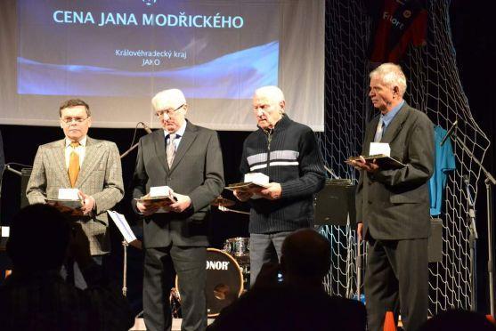 Sekretář broumovského fotbalového oddílu Petr Možný převzal Cenu Jana Modřického