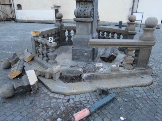 Policisté vyšetřují dopravní nehodu na náchodském náměstí