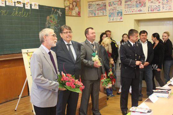 Kufříky prvňáčkům tentokrát hejtman Lubomír Franc předá ve školách v Polici nad Metují a v Hronově