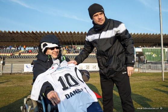 Handicapovaný Daniel Šanovec z Meziměstí dostal dres od hradeckého fotbalisty Marka Kuliče