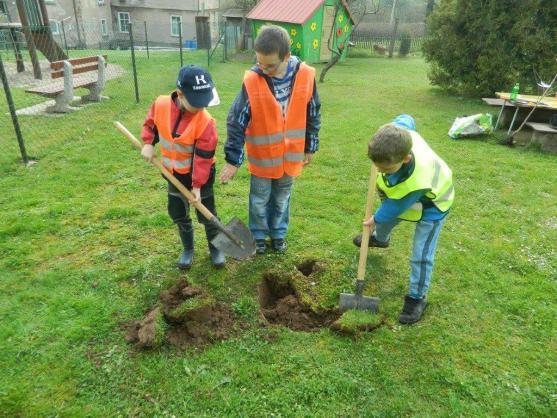 Děti z jetřichovské školy se připojily k jarnímu úklidu Broumovska