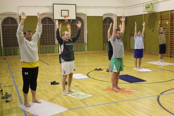 Broumovští fotbalisté se připravují na záchranu v krajském přeboru. Cvičí i jógu