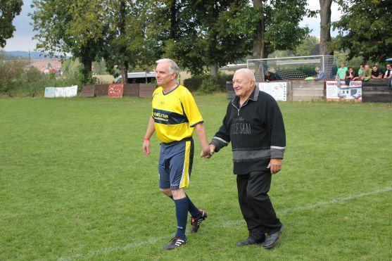 Tým fotbalových legend a herců Arabela pobavil broumovské publikum