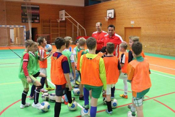 Fotbalová přípravka Slovanu Broumov strávila nedělní dopoledne s Létajícími trenéry
