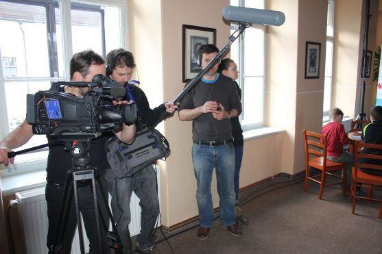 Filmaři během natáčení svačí a chodí na WC