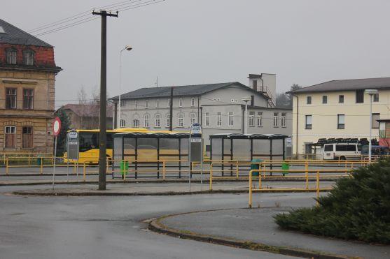 Neutěšené prostředí autobusového nádraží zřejmě potrvá. Byl by řešením nový prostor?