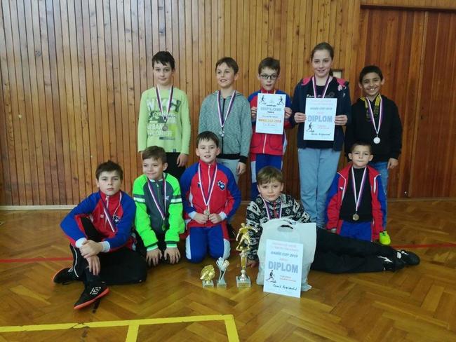 Starší přípravka Slovanu Broumov ukořistila na turnaji ve Vamberku tři poháry 