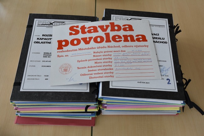 Zhotovitel parkovacího domu v areálu náchodské nemocnice převzal staveniště