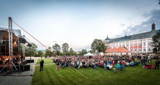 Hvězdy z PSO se snesly do klášterní zahrady. Vznikla tak neopakovatelná tradice venkovních charitativních koncertů 