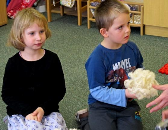 Děti vyzkoušely, jak se zpracovává len a bavlna