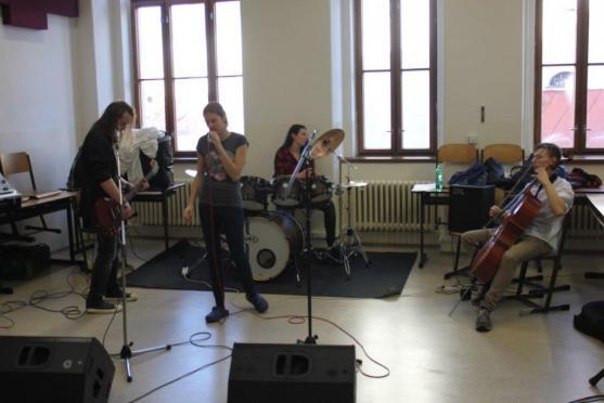 Fyzikální a chemické pokusy, morče a šneci, hudební produkce...Takový byl den otevřených dveří na Gymnáziu Broumov