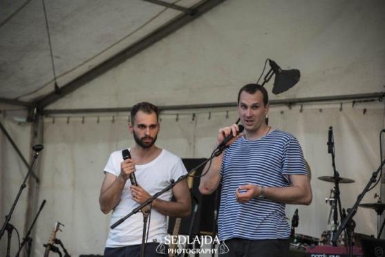 Mňága a Žďorp zahrála v Otovicích dobrovolníkům i stovkám místních 