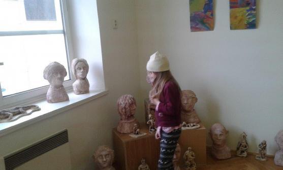 Do konce dubna v Polici nad Metují vystavují svá keramická díla žáci umělecké školy