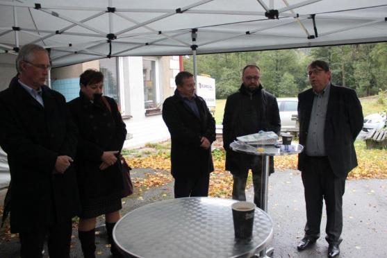 V Javoru byla slavnostně ukončena stavba opěrné zdi a přilehlé komunikace. Dokončí se jenom úsek objízdné trasy