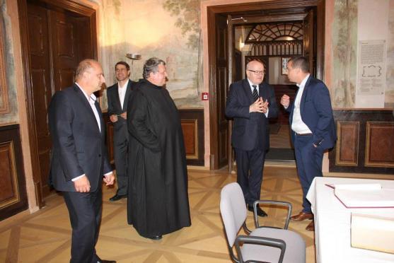 Ministr kultury Daniel Herman navštívil broumovský klášter a kostel ve Vernéřovicích