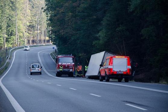 Na Pasách havaroval kamion. Vyprošťování trvalo až do večera