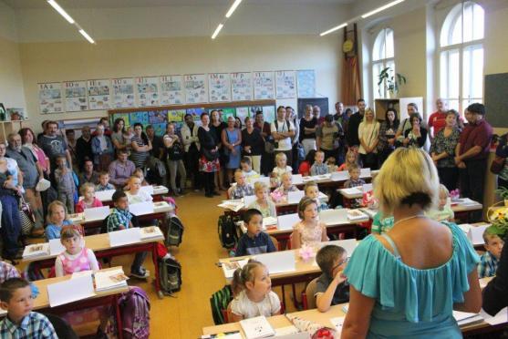 Prvňáčci zasedli do školních lavic