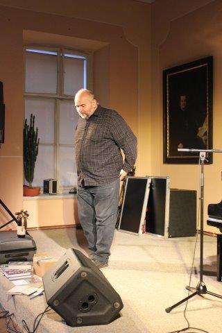 Jan Burian přivezl oddechové pásmo básní, fejetonů, historek i písní 