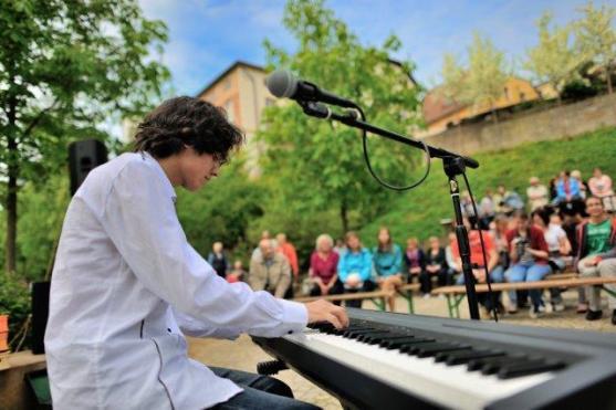 Prosluněné sváteční odpoledne v parku Alejka 