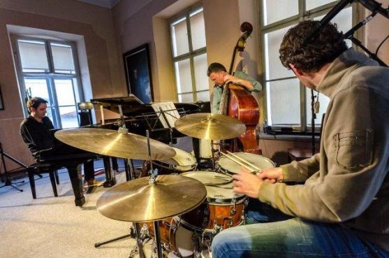 ArtCafé přivítalo v broumovském klášteře nové Trio Roberta Balzara 