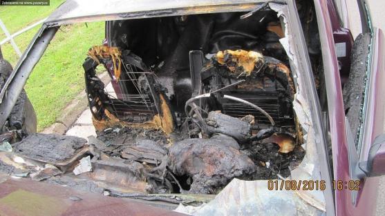 Na broumovské Masarykově třídě hořelo BMW