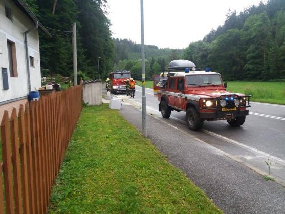 Do Metuje unikla nafta. Hasiči rychlým zásahem zabránili ekologické haváriic