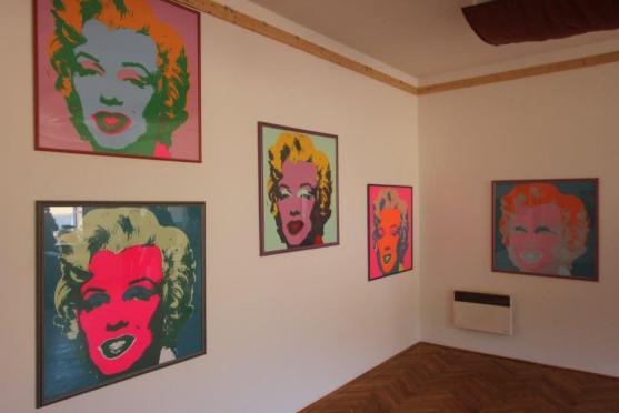 Police nad Metují zve na unikátní výstavu sítotisků Andyho Warhola