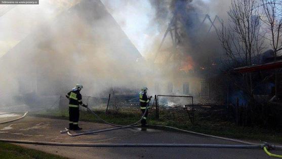 Sedm jednotek hasičů bojovalo s požárem dvou budov ve Vižňově