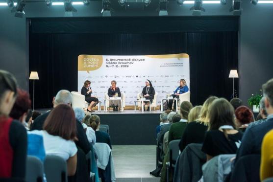 "Důvěra je pro naše životy klíčová," shodli se hosté šestého ročníku Broumovských diskusí