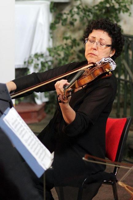 V Heřmánkovicích lidé tleskali hudbě a obdivovali opravené okolí kostela