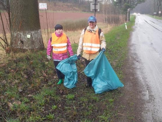 Skauti opět uklízeli podél silnice směrem na Pasa