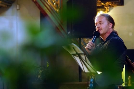 Pavel Šporcl nadchl zaplněný kostel sv. Michaela. Devátý ročník festivalu Za poklady Broumovska byl rekordní v návštěvnosti i výši dobrovolného vstupného 