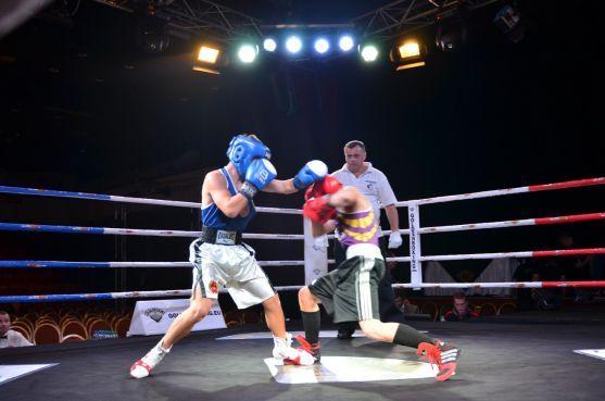 Fotogalerie a video z vítězného boxerského utkání Jakuba Šudy v pražském Hotelu Hilton