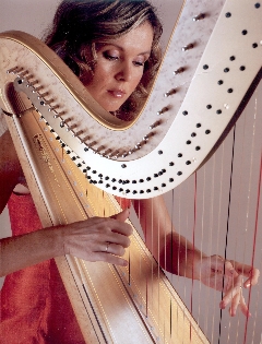 Harfenistka Kateřina Englichová zahraje v kostele sv. Máří Magdaleny v Božanově 