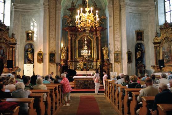 První polovinu festivalu Za poklady Broumovska zakončil koncert klavíristy Karla Vrtišky 