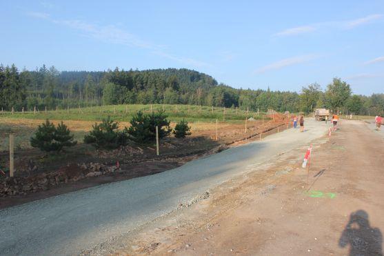 Jetřichovská křižovatka. Příští týden se položí asfalt a od 1. září objížďka končí