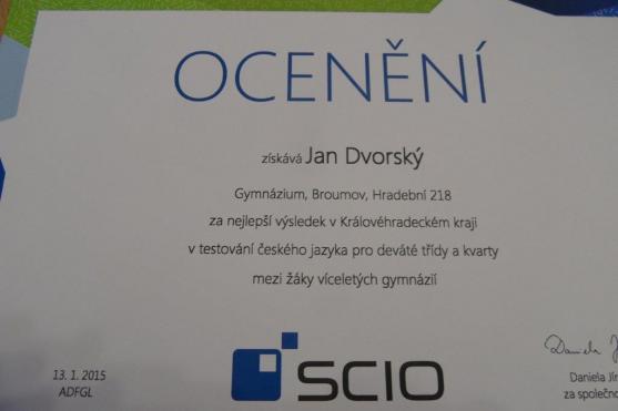 Studenti kvarty broumovského gymnázia obdrželi od společnosti Scio certifikát za výborný výsledek v testování Stonožka
