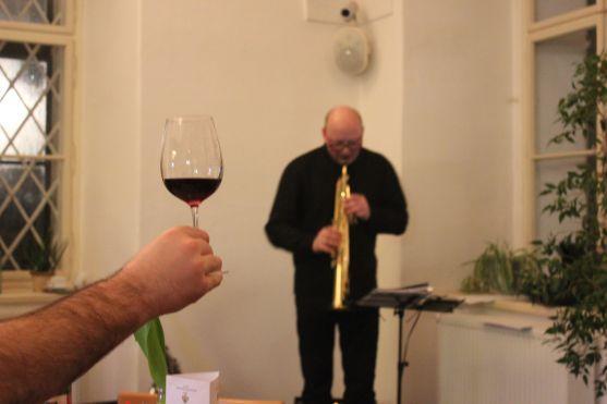 Klášterní kavárnou zněly jazzové improvizace na saxofon 