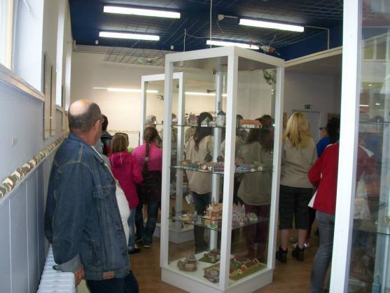 V Muzeu papírových modelů se svýmy výrobky soutěžili skauti