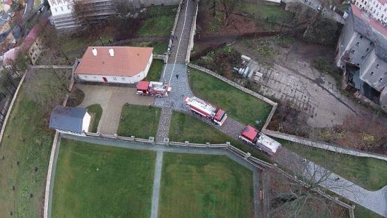 Hasiči si vyzkoušeli zásah v areálu broumovského kláštera