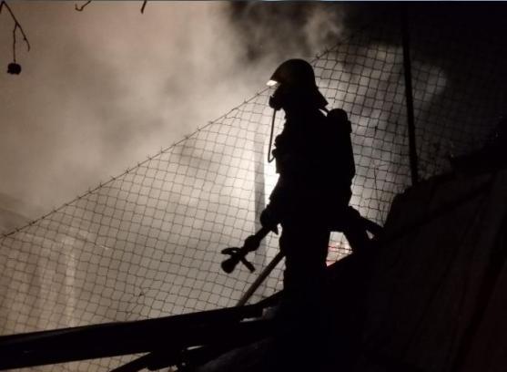 Na dvoře u rodinného domu shořelo několik vraků vozidel