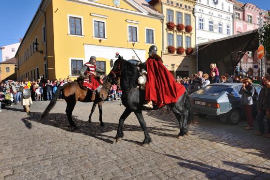 Slunné počasí a bohatý kulturní program vytáhl Broumováky na náměstí