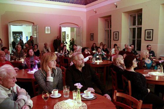 Středeční večer ArtCafé patřil bluesovému triu kytaristy Marcela Flemra 