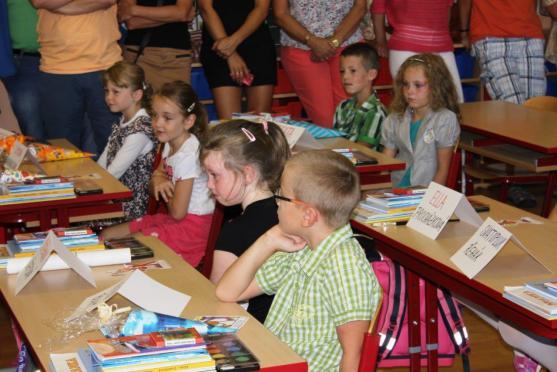 Stovka prvňáčků usedla do školních lavic v Broumově