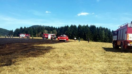 V Ruprechticích hořely tři hektary pole. Les hasiči zachránili