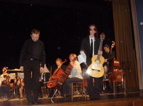 Tomáš Mrština z broumovského gymnázia byl jedním ze sólistů Komorního orchestru ZUŠ Hronov při pátečním Jarním koncertu 