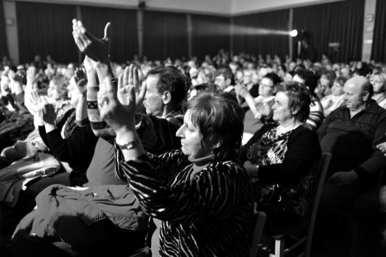 Václav Neckář se skupinou Bacily naplnil broumovskou Střelnici 