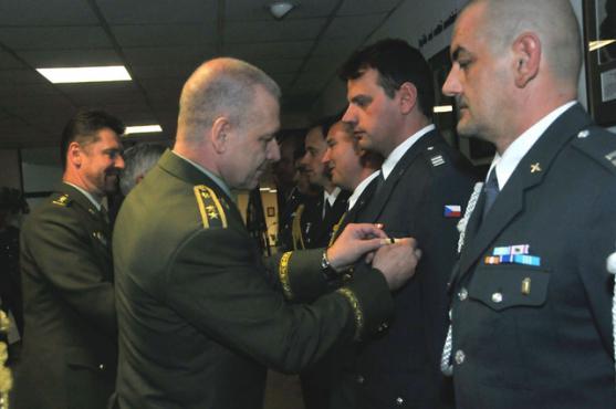 Pilot Michal Malý z Broumova byl vyznamenán za splnění úkolů vojenské mise