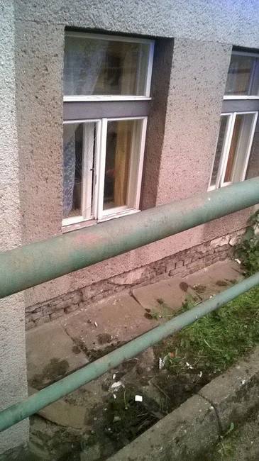 Mladý řidič při nehodě v Křinicích vypadl z auta